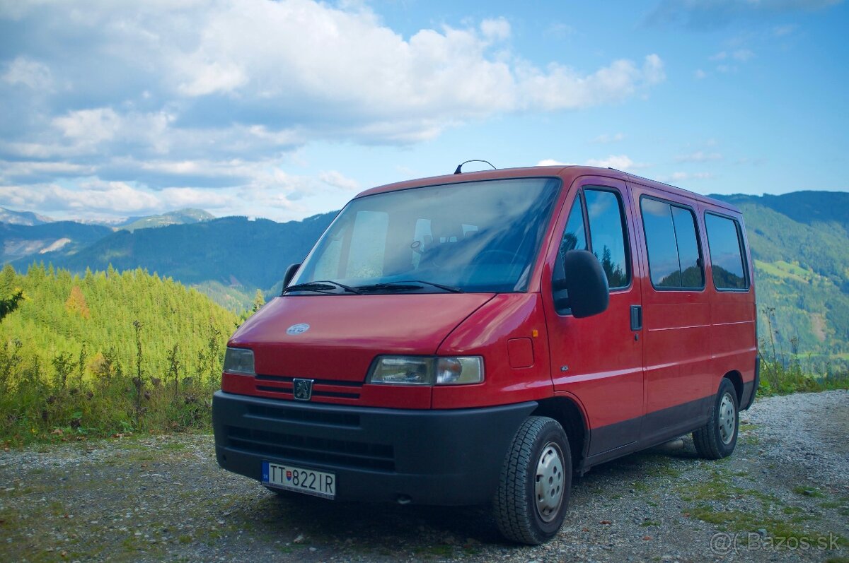 Červená obytná dodávka Peugeot Boxer