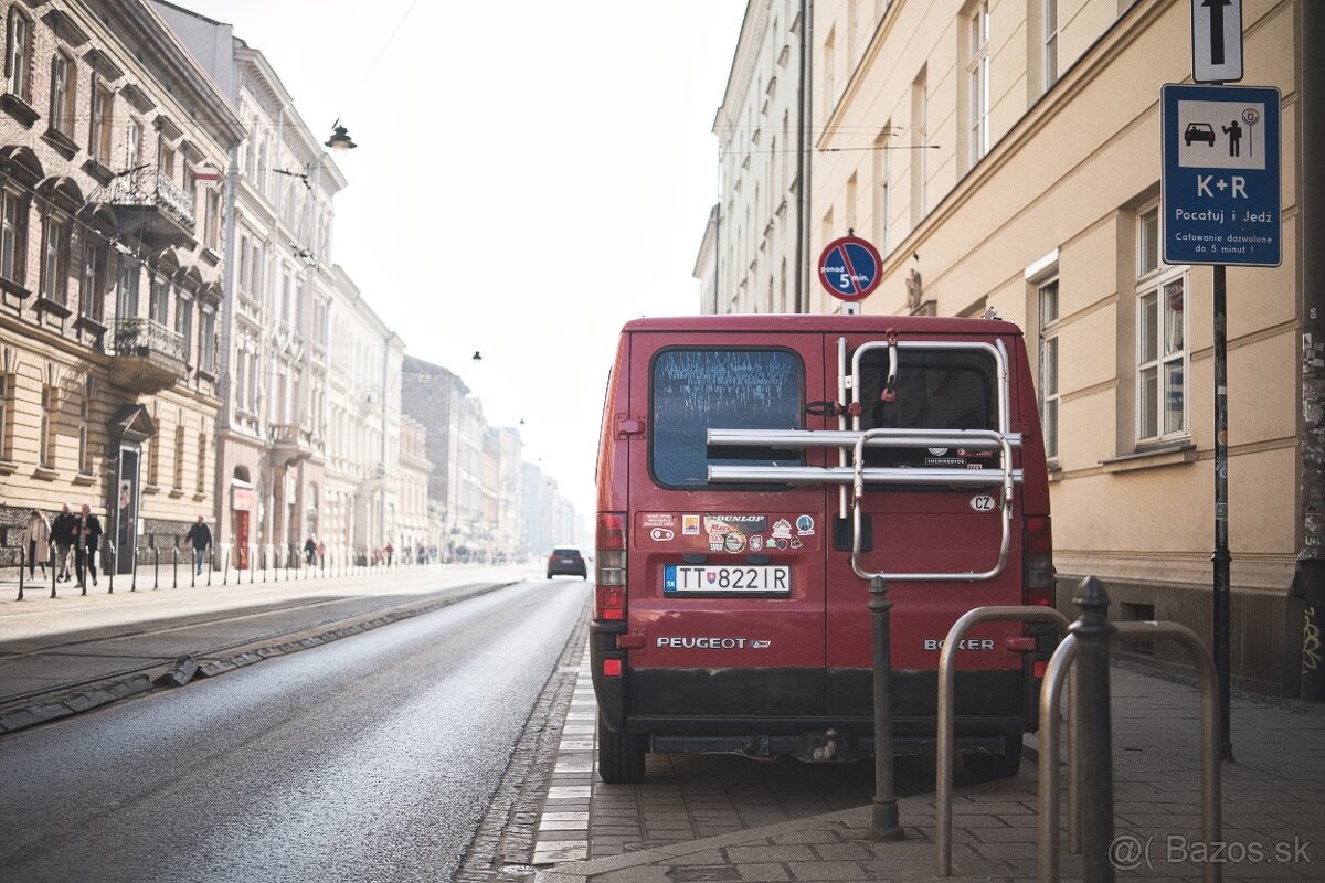 Posteľ a kuchynka v obytnej dodávke